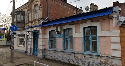 Дверь и надкрылечник на Горького, 54